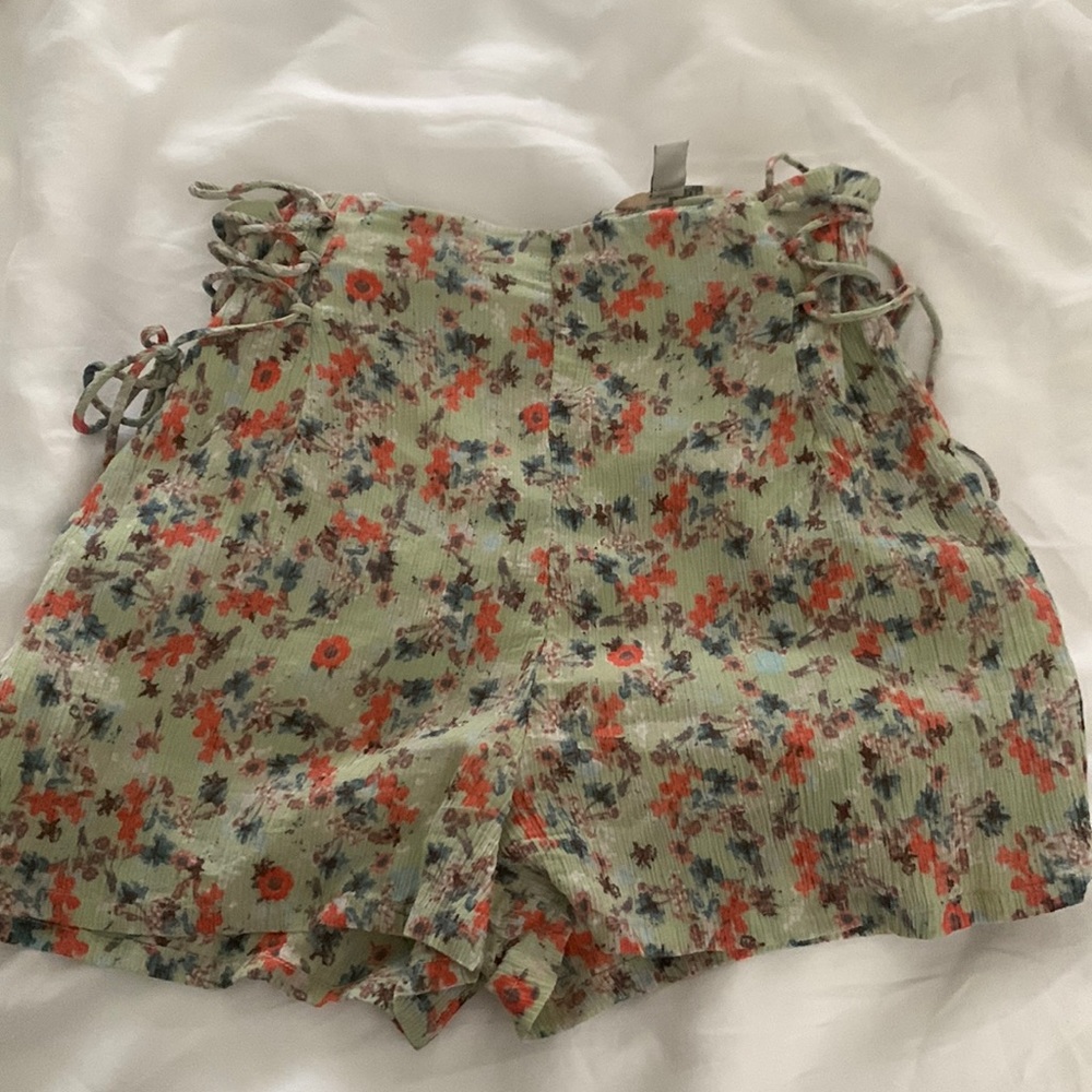 Angel eyes woven shorts. - amuse society